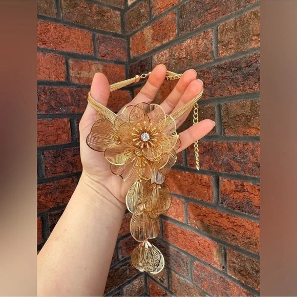 Zara Kate Middleton Famous Cascading Floral Necklace - Picture 15 of 16